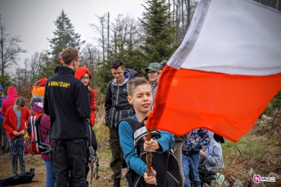 Dzięki harcerzom biało - czerwona znów na 1266 m. n.p.m. - zdjęcie 4