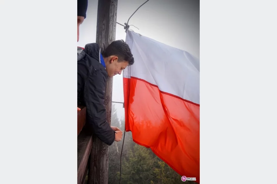 Dzięki harcerzom biało - czerwona znów na 1266 m. n.p.m. - zdjęcie 8