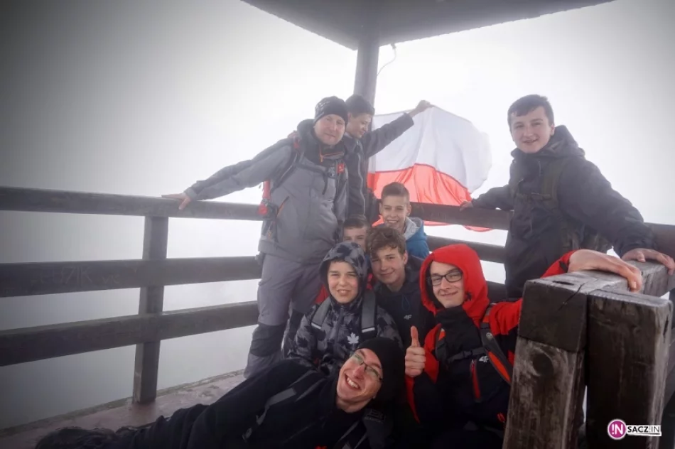 Dzięki harcerzom biało - czerwona znów na 1266 m. n.p.m. - zdjęcie 9