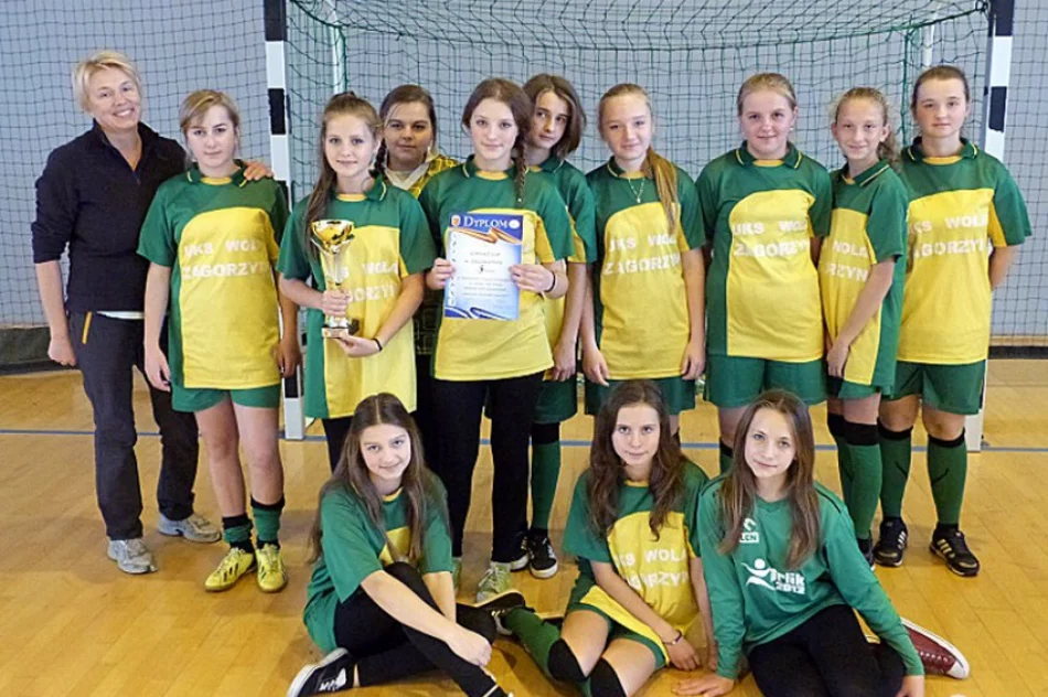 Dziewczęta z Rożnowa najlepsze w halowej piłce nożnej - zdjęcie 2