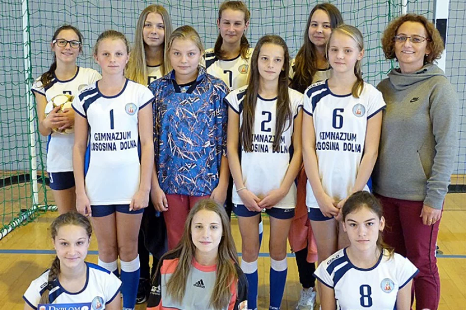 Dziewczęta z Rożnowa najlepsze w halowej piłce nożnej - zdjęcie 4