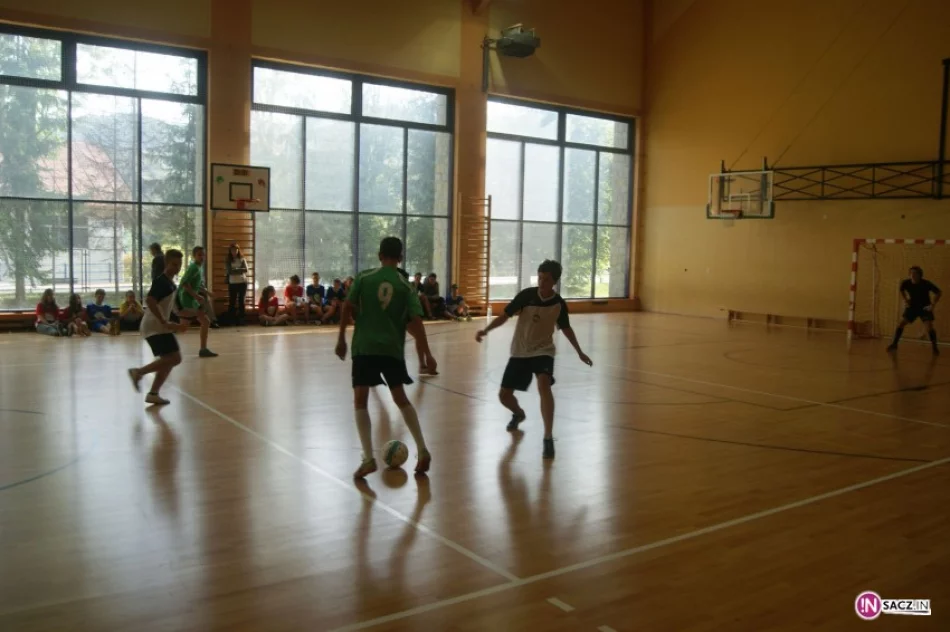 Gminne Mistrzostwa Gimnazjów w halowej piłce nożnej dziewcząt i chłopców - zdjęcie 3