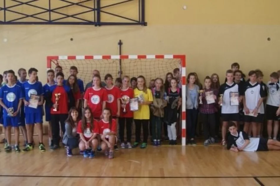 Gminne Mistrzostwa Gimnazjów w halowej piłce nożnej dziewcząt i chłopców - zdjęcie 4