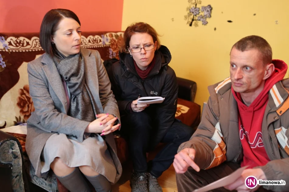 Urzędnicy na ul. Wąskiej - trudne warunki mieszkaniowe Romów - zdjęcie 9