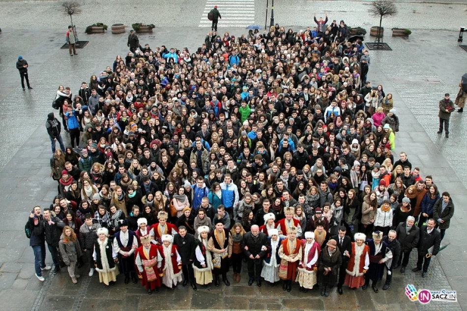 Blisko 1400 maturzystów stanęło do poloneza - zdjęcie 2