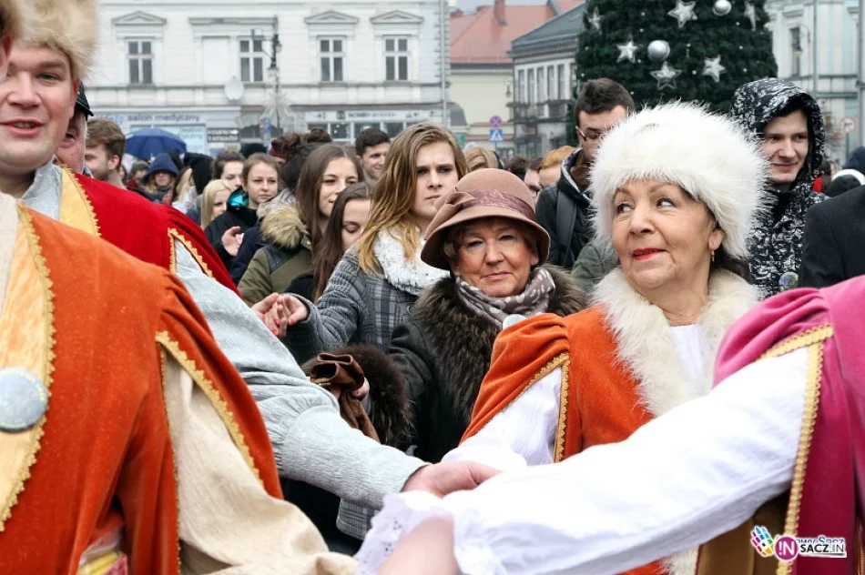 Blisko 1400 maturzystów stanęło do poloneza - zdjęcie 3