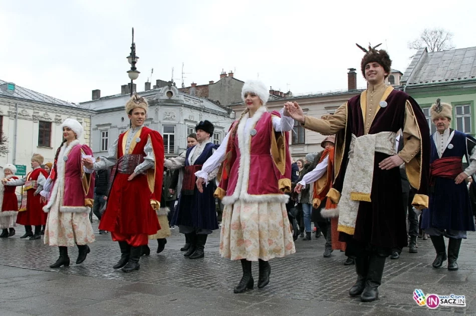 Blisko 1400 maturzystów stanęło do poloneza - zdjęcie 6