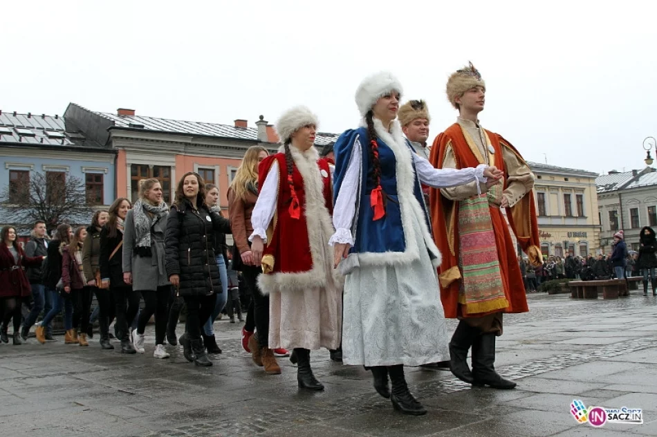 Blisko 1400 maturzystów stanęło do poloneza - zdjęcie 7