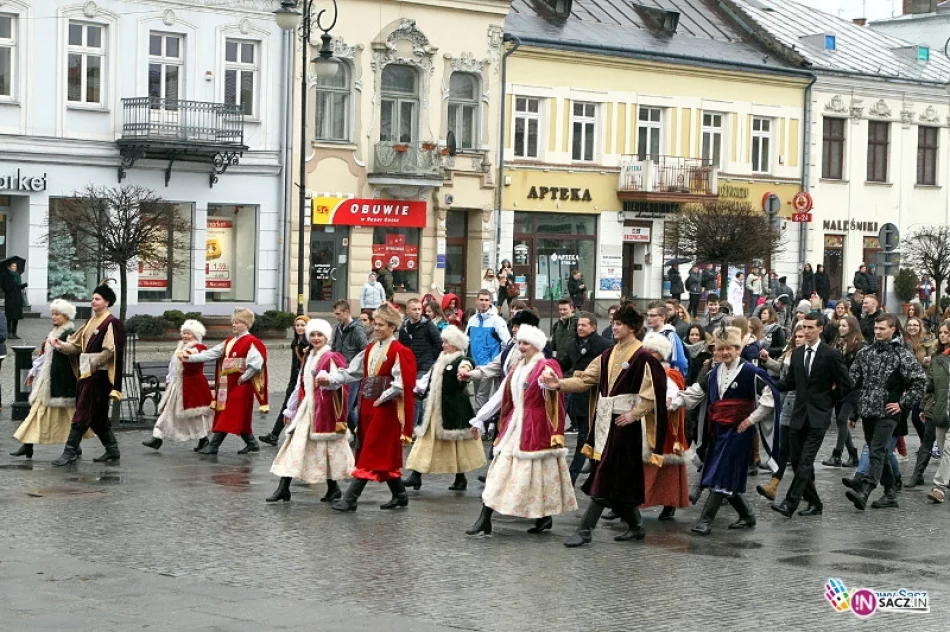 Blisko 1400 maturzystów stanęło do poloneza - zdjęcie 8