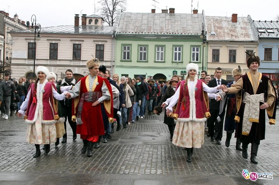 Blisko 1400 maturzystów stanęło do poloneza - zdjęcie 9