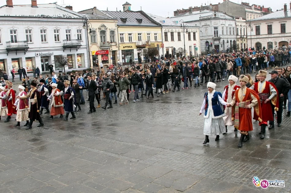Blisko 1400 maturzystów stanęło do poloneza - zdjęcie 10