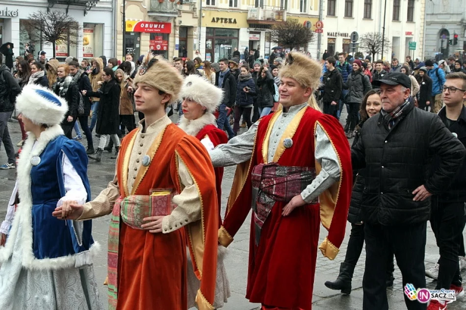 Blisko 1400 maturzystów stanęło do poloneza - zdjęcie 11