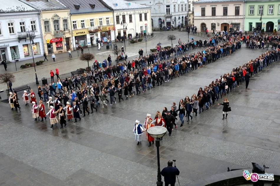 Blisko 1400 maturzystów stanęło do poloneza - zdjęcie 12
