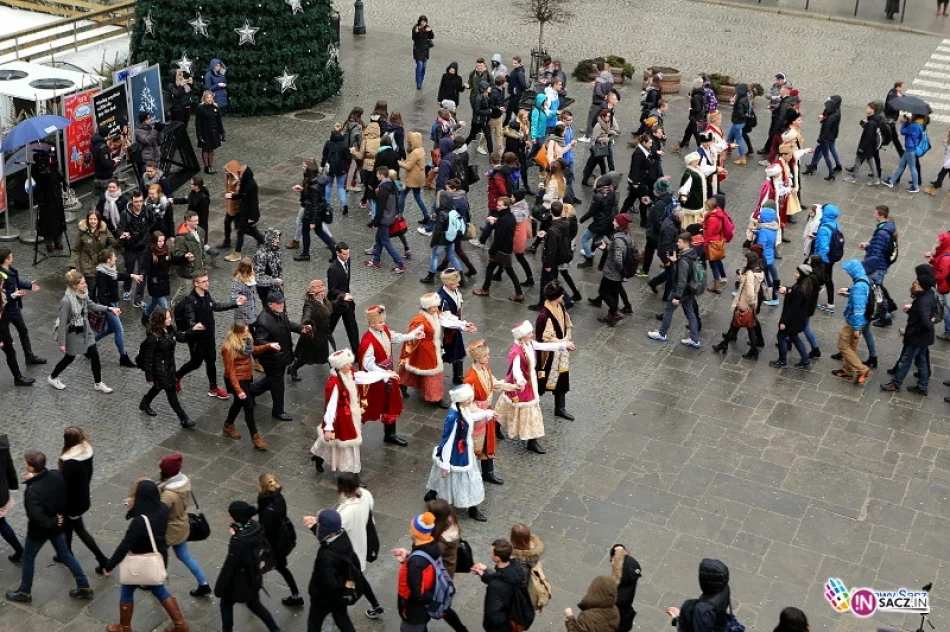 Blisko 1400 maturzystów stanęło do poloneza - zdjęcie 13