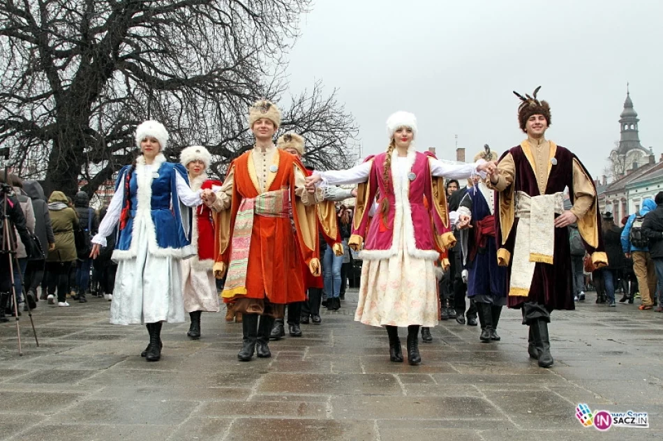 Blisko 1400 maturzystów stanęło do poloneza - zdjęcie 14