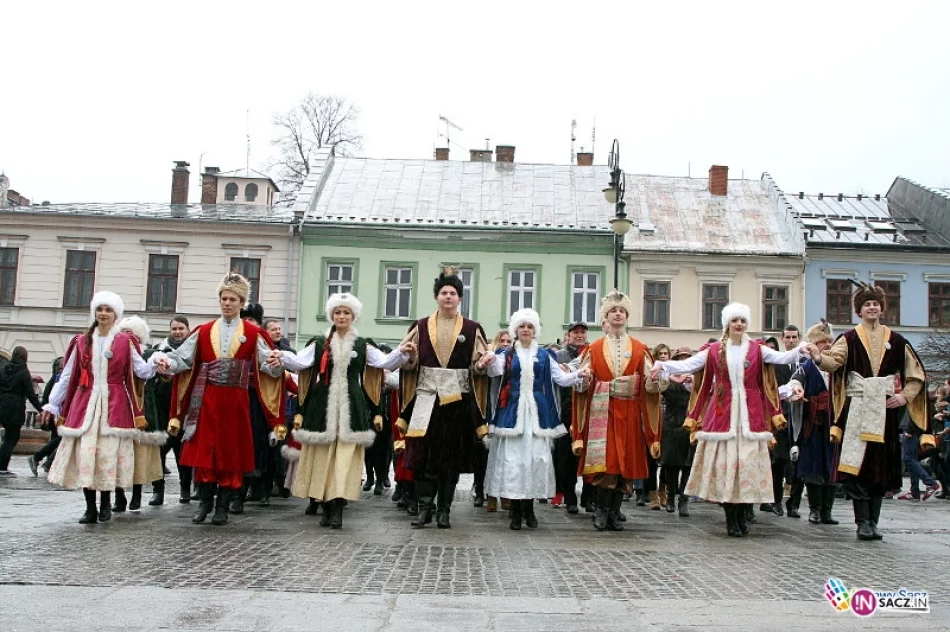 Blisko 1400 maturzystów stanęło do poloneza - zdjęcie 15