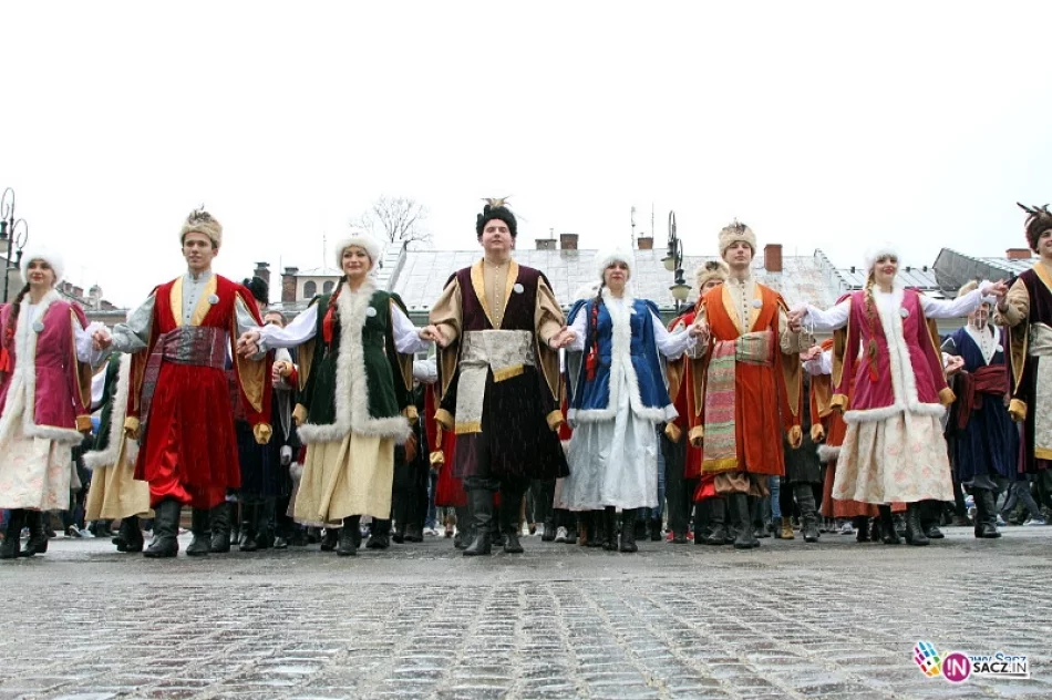 Blisko 1400 maturzystów stanęło do poloneza - zdjęcie 16