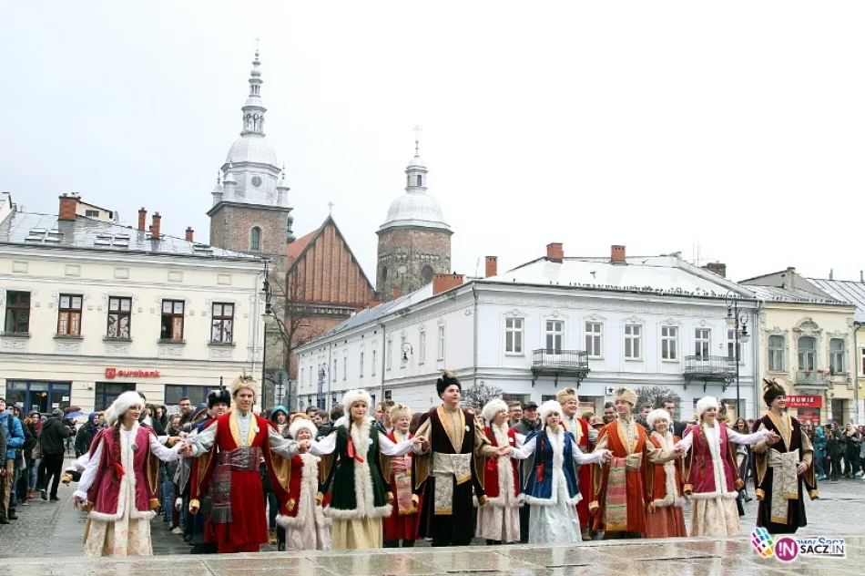 Blisko 1400 maturzystów stanęło do poloneza - zdjęcie 17