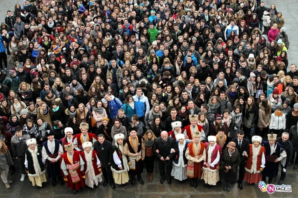 Blisko 1400 maturzystów stanęło do poloneza - zdjęcie 18