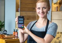 W kolejnych 85 sklepach i punktach usługowych powiatu można robić zakupy bez gotówki - zdjęcie główne