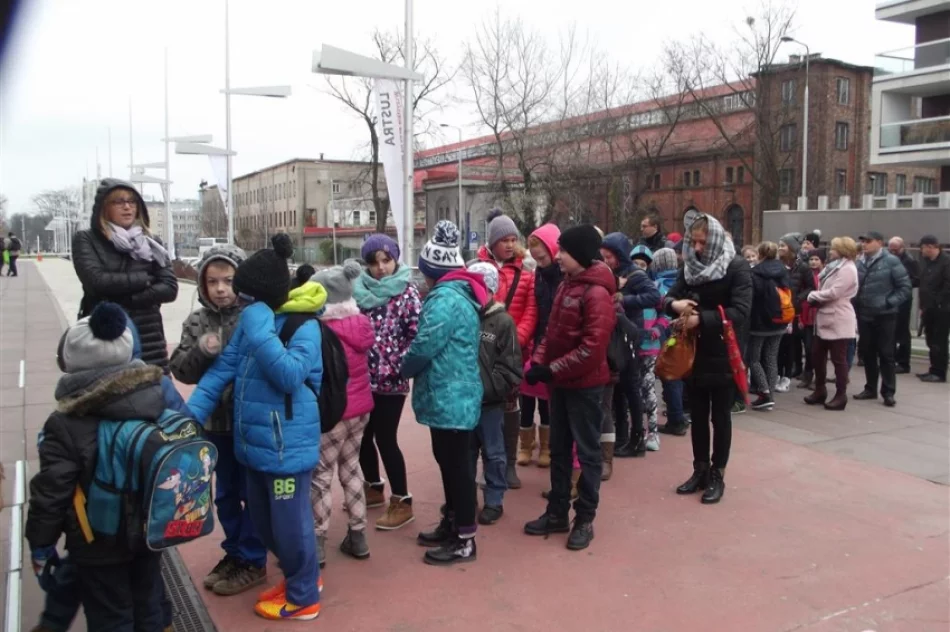 Uczniowie z Koniuszowej w Warszawie - zdjęcie 6