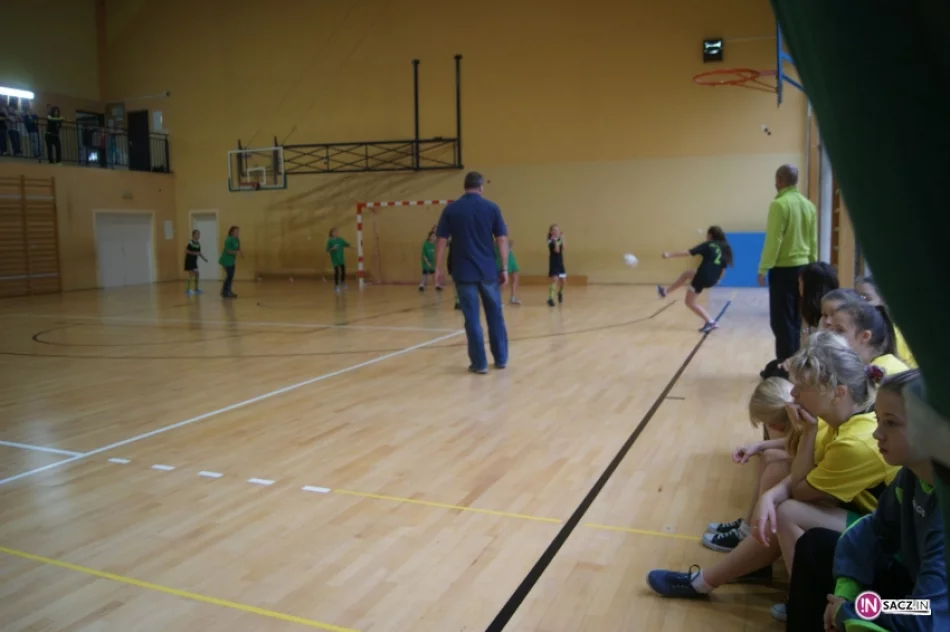 Gminne Mistrzostwa Szkół Podstawowych w halowej piłce nożnej dziewcząt - zdjęcie 2