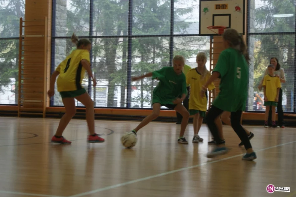 Gminne Mistrzostwa Szkół Podstawowych w halowej piłce nożnej dziewcząt - zdjęcie 7