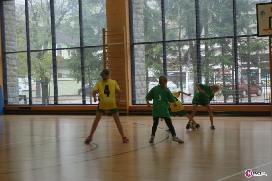 Gminne Mistrzostwa Szkół Podstawowych w halowej piłce nożnej dziewcząt - zdjęcie 8