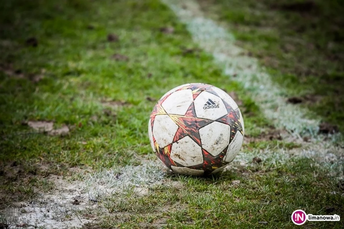 Piłkarski weekend w niższych ligach: derby na szczycie
