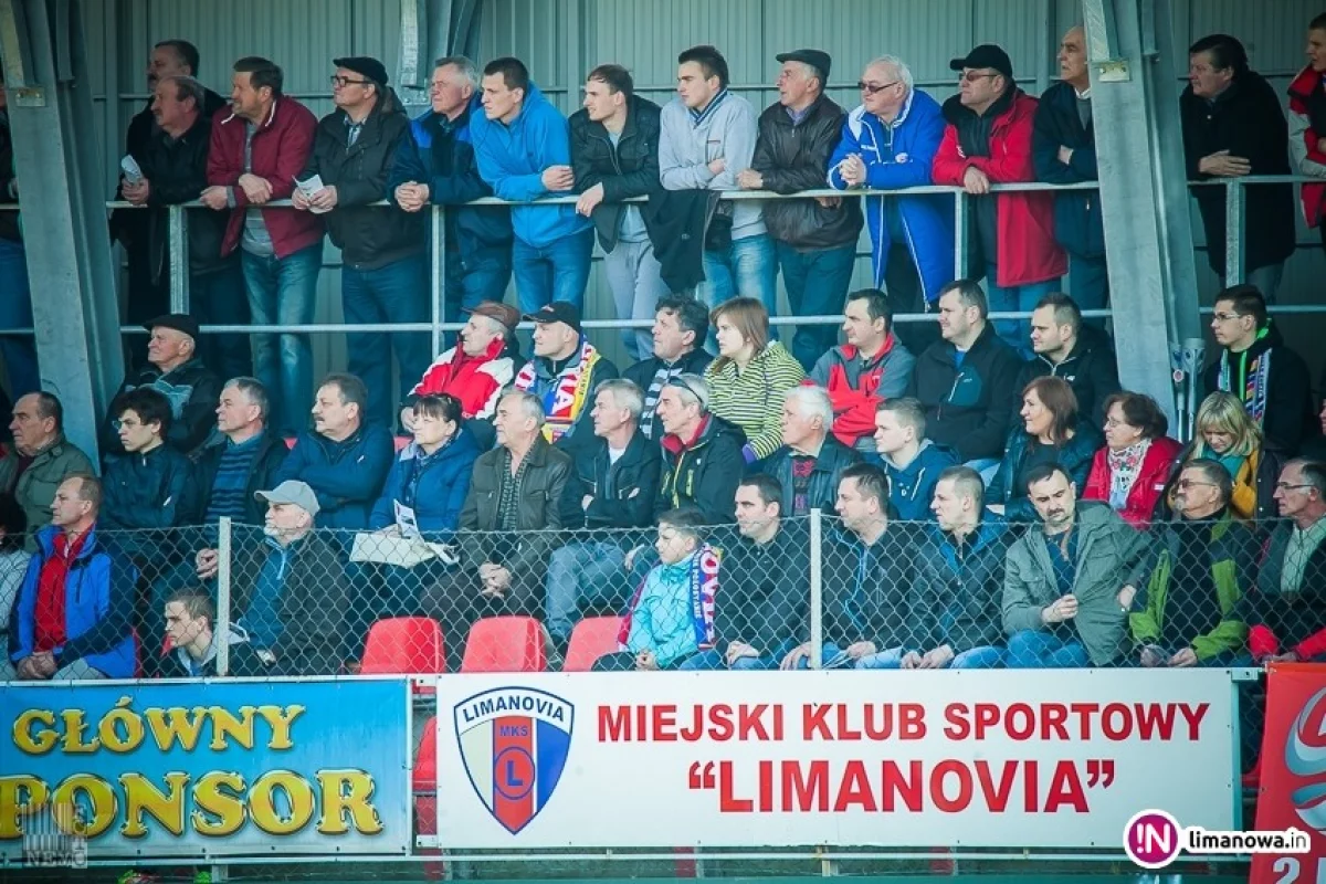 Limanovia – Wisła: drużyna gotowa do gry, arbiter wyznaczony, a murawa…