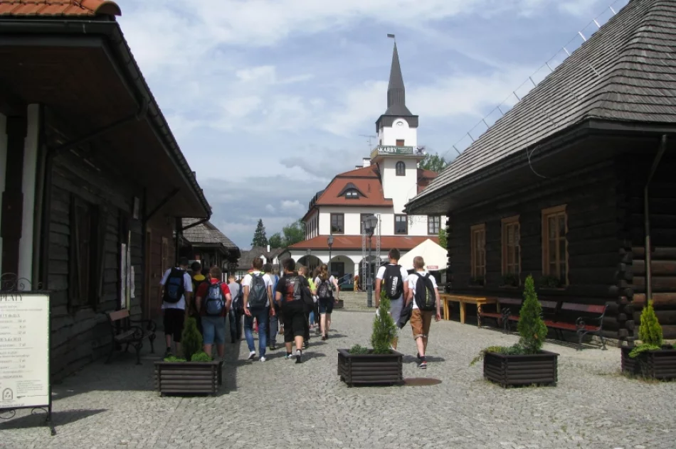 Gimnazjaliści z Koniuszowej uczestniczyli w „Targach Pracy i Przedsiębiorczości” - zdjęcie 2