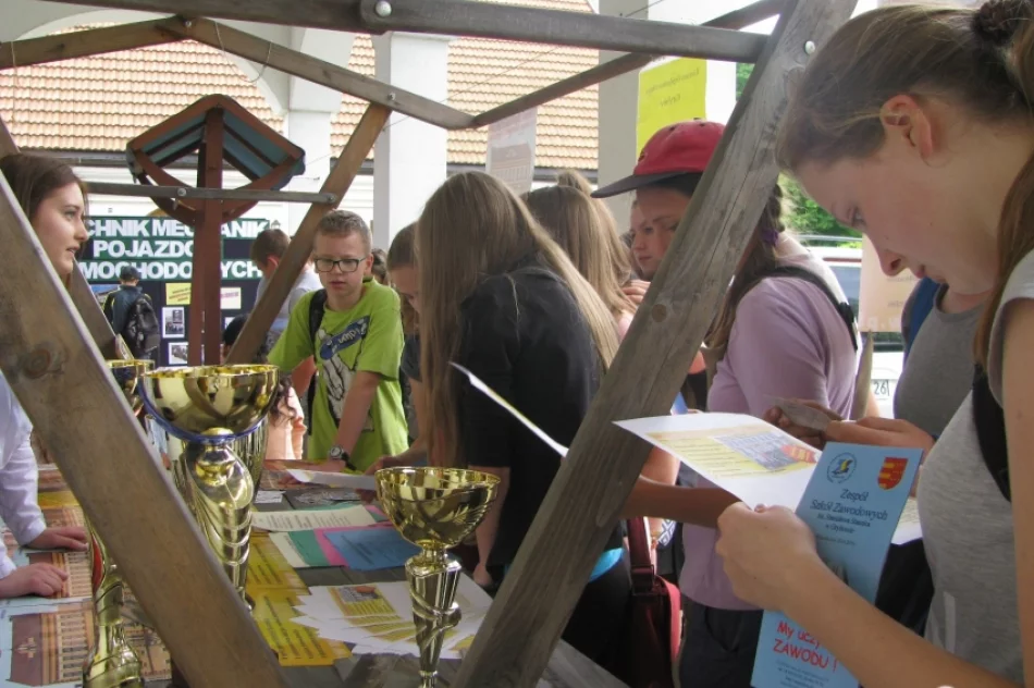 Gimnazjaliści z Koniuszowej uczestniczyli w „Targach Pracy i Przedsiębiorczości” - zdjęcie 12