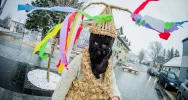 Dziadom Śmiguśnym pogoda nie przeszkodziła - jest bardzo wesoło (foto i video) - zdjęcie 1