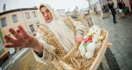 Dziadom Śmiguśnym pogoda nie przeszkodziła - jest bardzo wesoło (foto i video) - zdjęcie 2