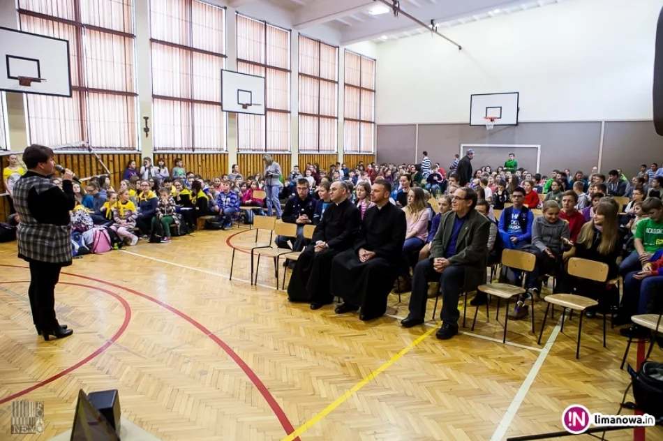 Spotaknie z ks. Mateuszem Dziedzicem w ZSS nr 4 - zdjęcie 4