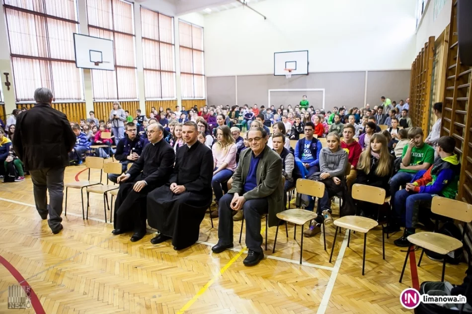 Spotaknie z ks. Mateuszem Dziedzicem w ZSS nr 4 - zdjęcie 5