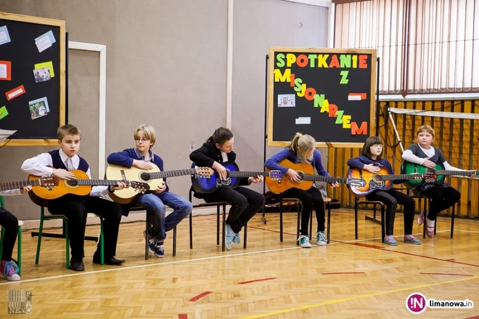 Spotaknie z ks. Mateuszem Dziedzicem w ZSS nr 4 - zdjęcie 11