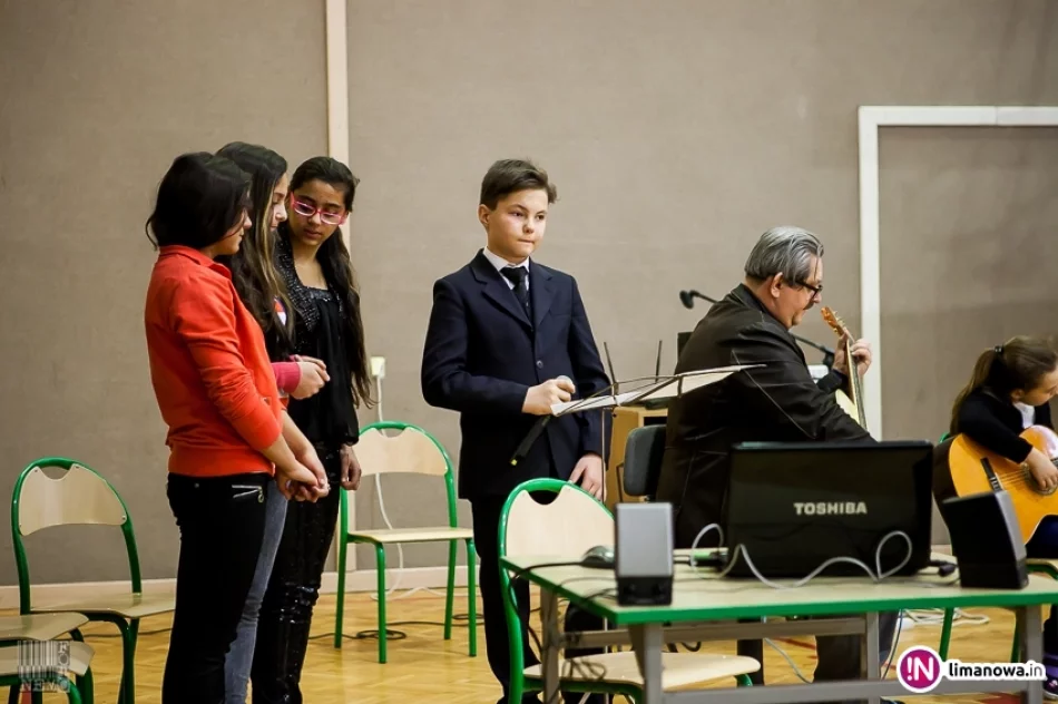 Spotaknie z ks. Mateuszem Dziedzicem w ZSS nr 4 - zdjęcie 12