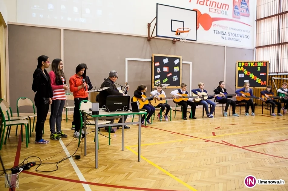 Spotaknie z ks. Mateuszem Dziedzicem w ZSS nr 4 - zdjęcie 13