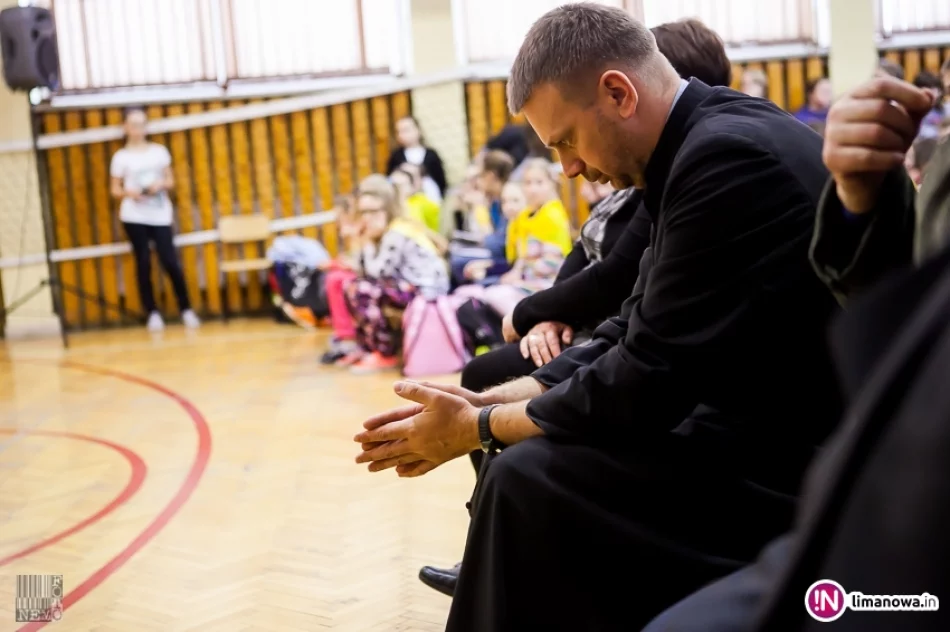 Spotaknie z ks. Mateuszem Dziedzicem w ZSS nr 4 - zdjęcie 17