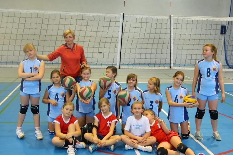 Małe siatkarki zbierają doświadczenie w profesjonalnym turnieju - zdjęcie 2