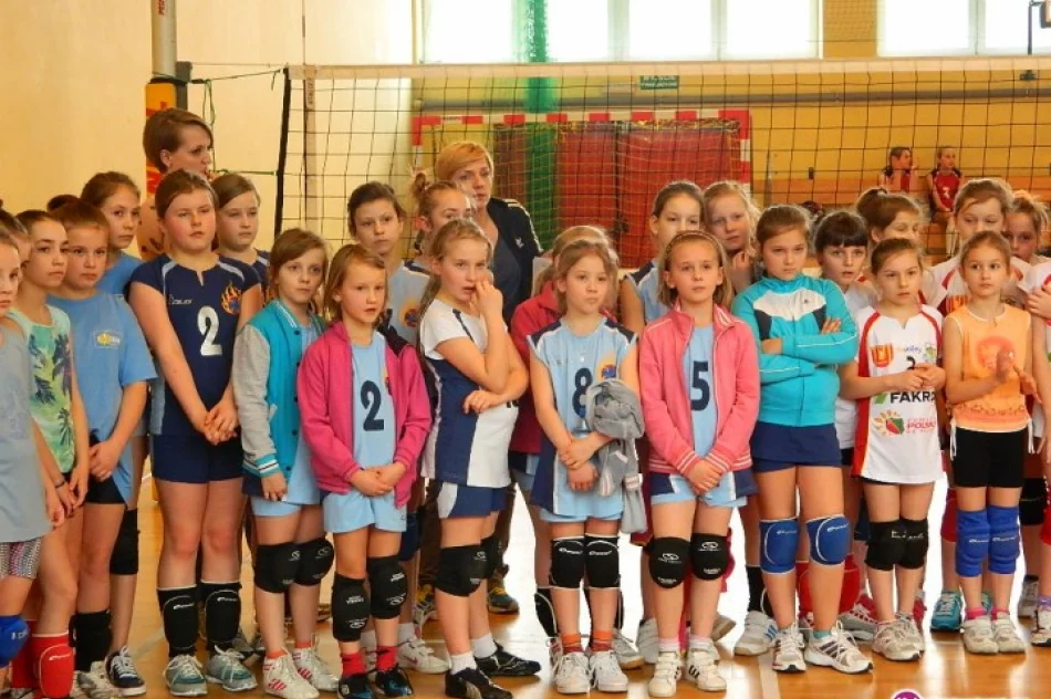 Małe siatkarki zbierają doświadczenie w profesjonalnym turnieju - zdjęcie 3