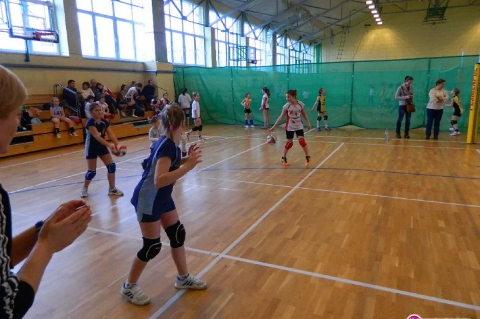 Małe siatkarki zbierają doświadczenie w profesjonalnym turnieju - zdjęcie 4
