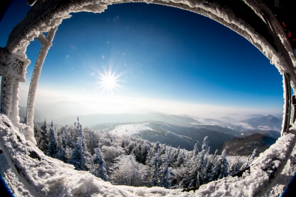 Mogielica lekko przysypana śniegiem... - zdjęcie 9