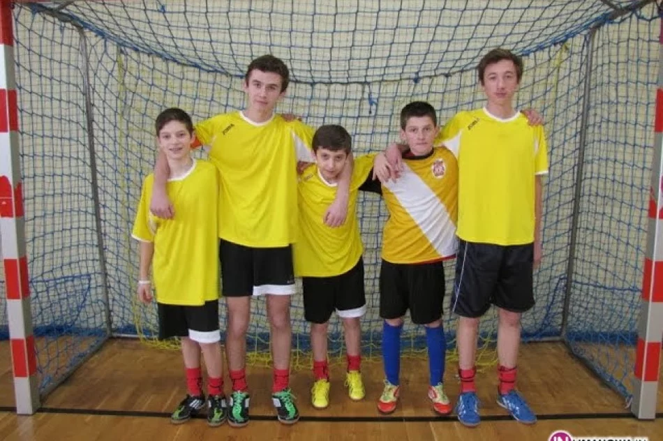 Halowe mistrzostwa powiatu: finaliści w kategorii trampkarzy - zdjęcie 4