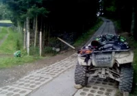 Wypadek na quadzie - dwaj mężczyźni w szpitalu. Kierowcy pobrano krew do badań, pasażer był kompletnie pijany - zdjęcie główne