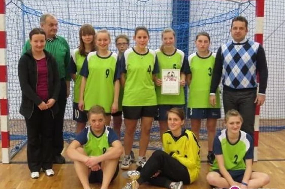 Piłka nożna halowa: dziewczęta z I LO najlepsze - zdjęcie 2