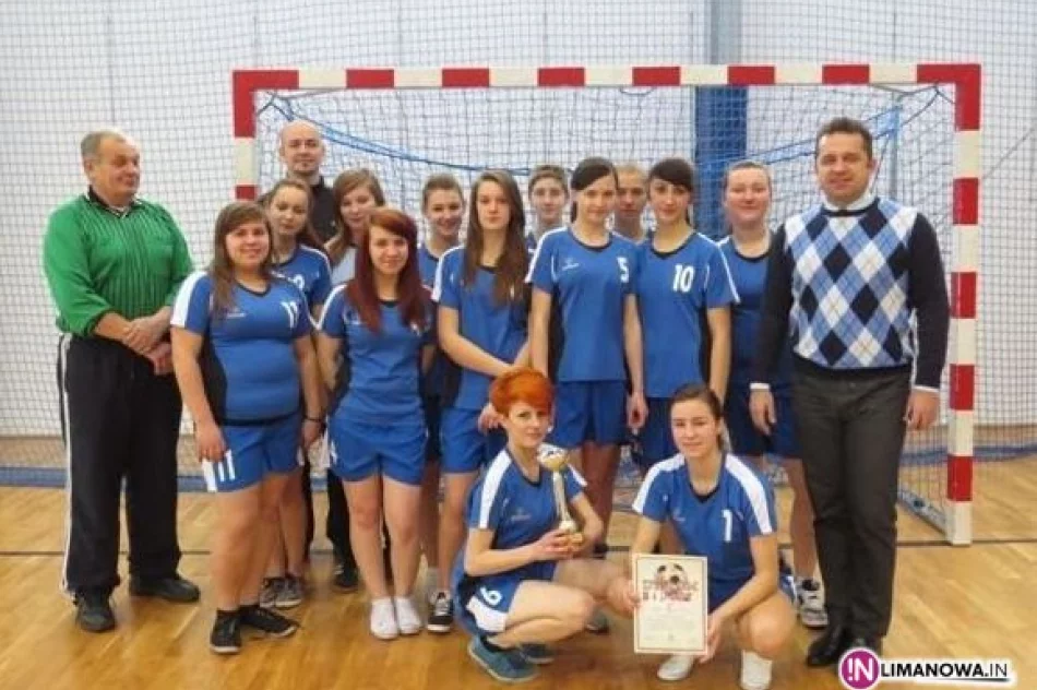 Piłka nożna halowa: dziewczęta z I LO najlepsze - zdjęcie 3
