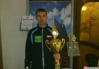 Damian Ziemianin po schodach na podium - zdjęcie główne