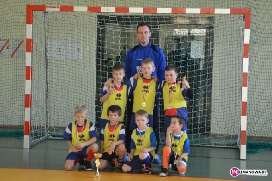 Turniej halowej piłki nożnej żaków i orlików w Mordarce (11.01.2014) - zdjęcie 4